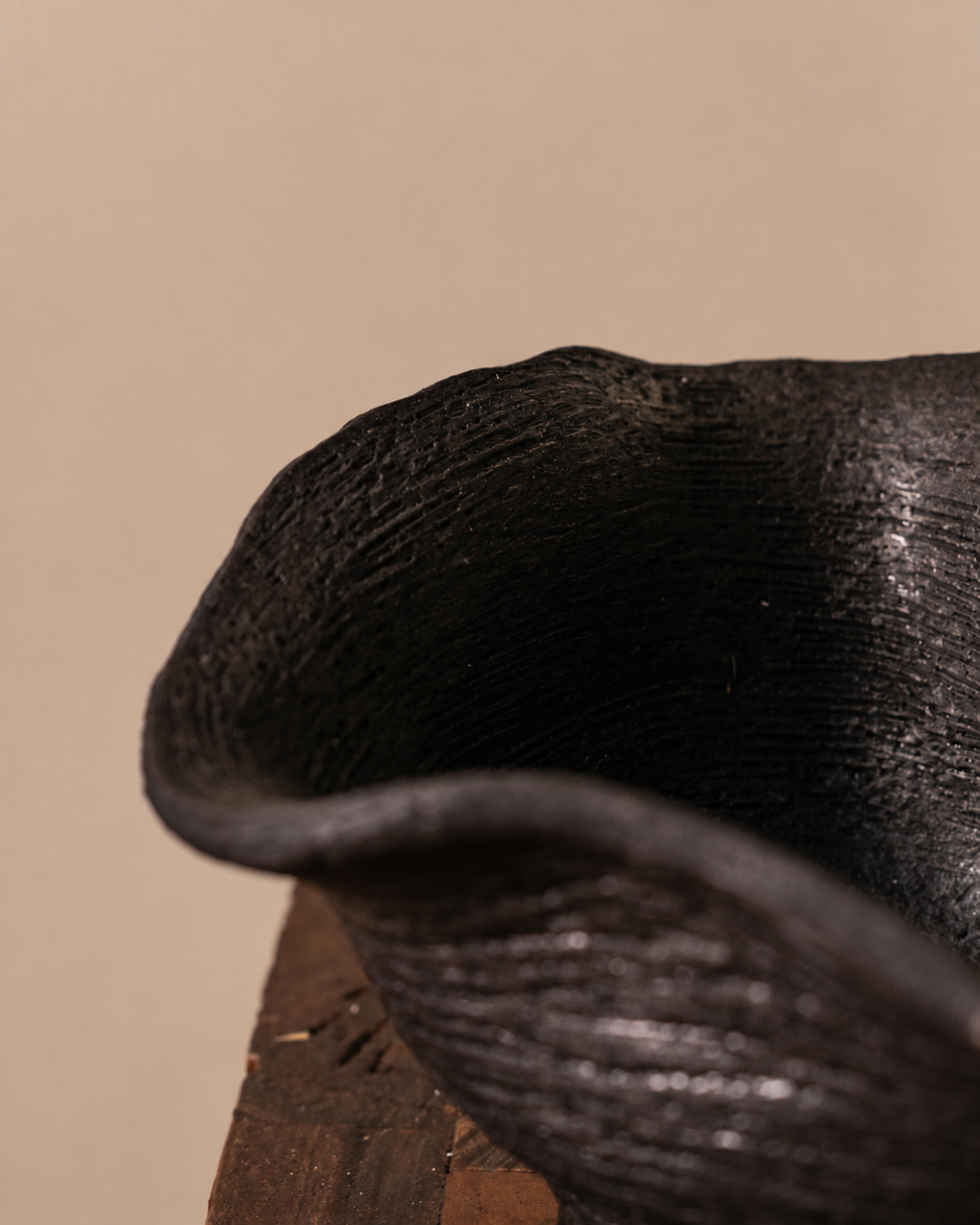 Kusu Black Vessel