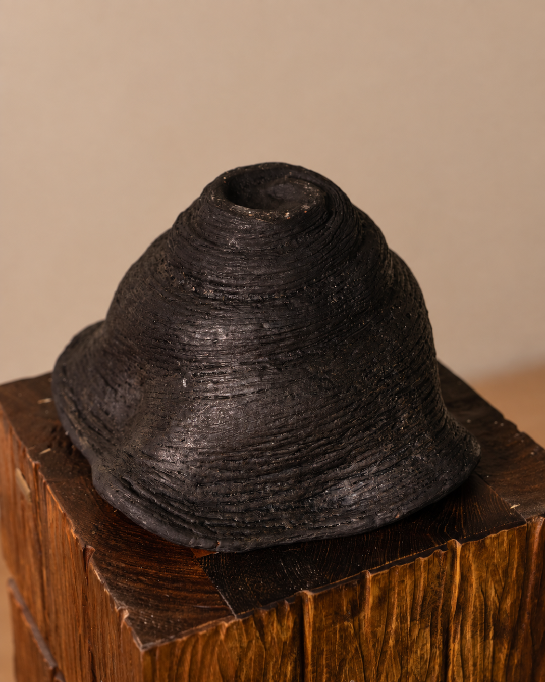 Kusu Black Vessel