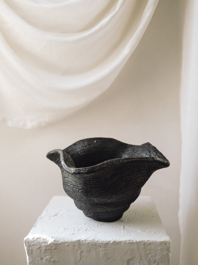 Kusu Black Vessel